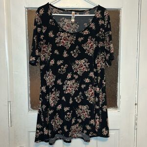 Lularoe Women’s Black and red loose fitting floral tshirt size XL